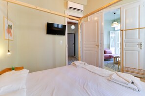 Căn hộ truyền thống | Bộ đồ giường cao cấp, khu vực làm việc phù hợp cho laptop 