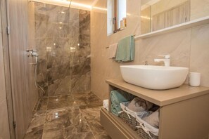Douche, sĂšche-cheveux, peignoirs, serviettes fournies