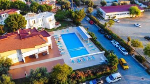 Una piscina al aire libre de temporada