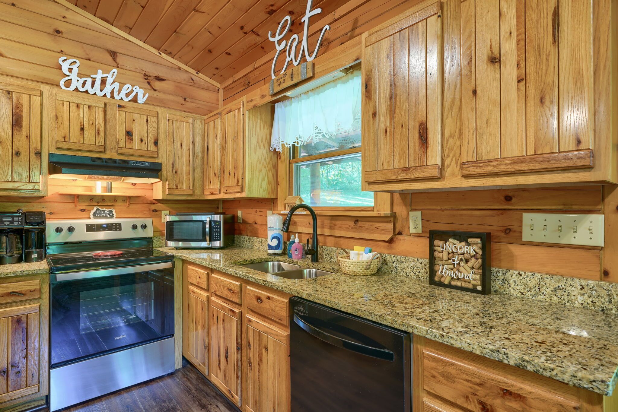 Beautiful 3 br, 3 ba cabin on 5 acres!