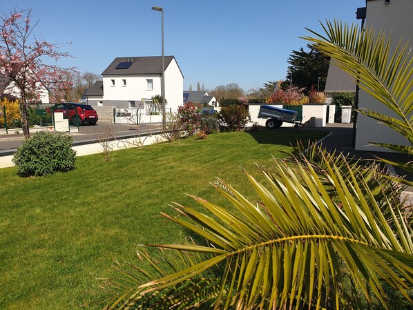 Property grounds - Modern house with garden and terrace, 5 minutes from the beach (Graye-sur-Mer)