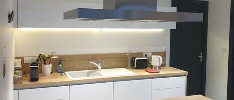 Réfrigérateur, micro-ondes, four, plaque de cuisson