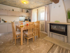 Huoneisto (Two bedroom Apartment with Balcony an) | Ruokailu omassa huoneessa