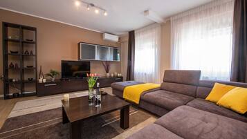 Departamento (Two bedroom apartment with Terrace an) | Sala de estar | Televisión