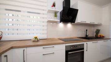 Appartement (Two bedroom apartment with Terrace an) | Cuisine privée | Réfrigérateur, tables à manger