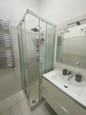 Douche, sèche-cheveux, bidet, serviettes fournies