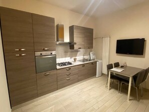 Réfrigérateur, four, plaque de cuisson