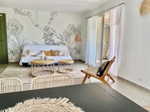 Téléviseur, lecteur de DVD, livres