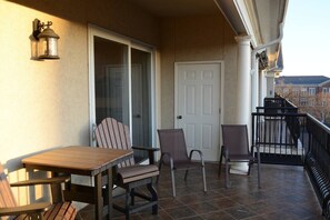 Property grounds - Downtown Auburn 2BR/2.5BA Condo across from campus (Auburn)