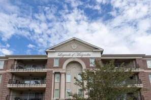 Exterior - Downtown Auburn 2BR/2.5BA Condo across from campus (Auburn)