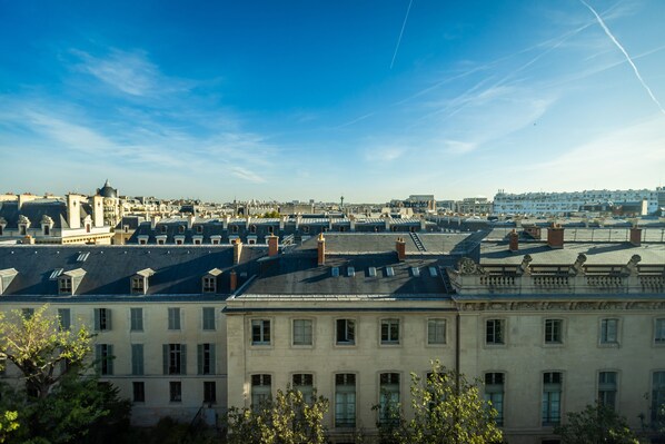 Un paysage urbain avec des bâtiments historiques, notamment une église imposante dotée d’un dôme et d’un grand clocher.