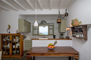 Een koelkast, een koffiezetapparaat/waterkoker, een eettafel