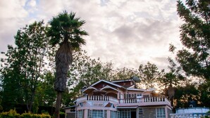 Un'ampia casa a due piani con un balcone e un'antenna parabolica.