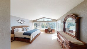 2 bedrooms, desk, free WiFi, bed sheets