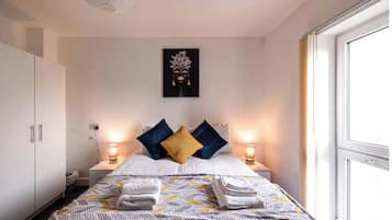 5 bedrooms, iron/ironing board, WiFi, bed sheets