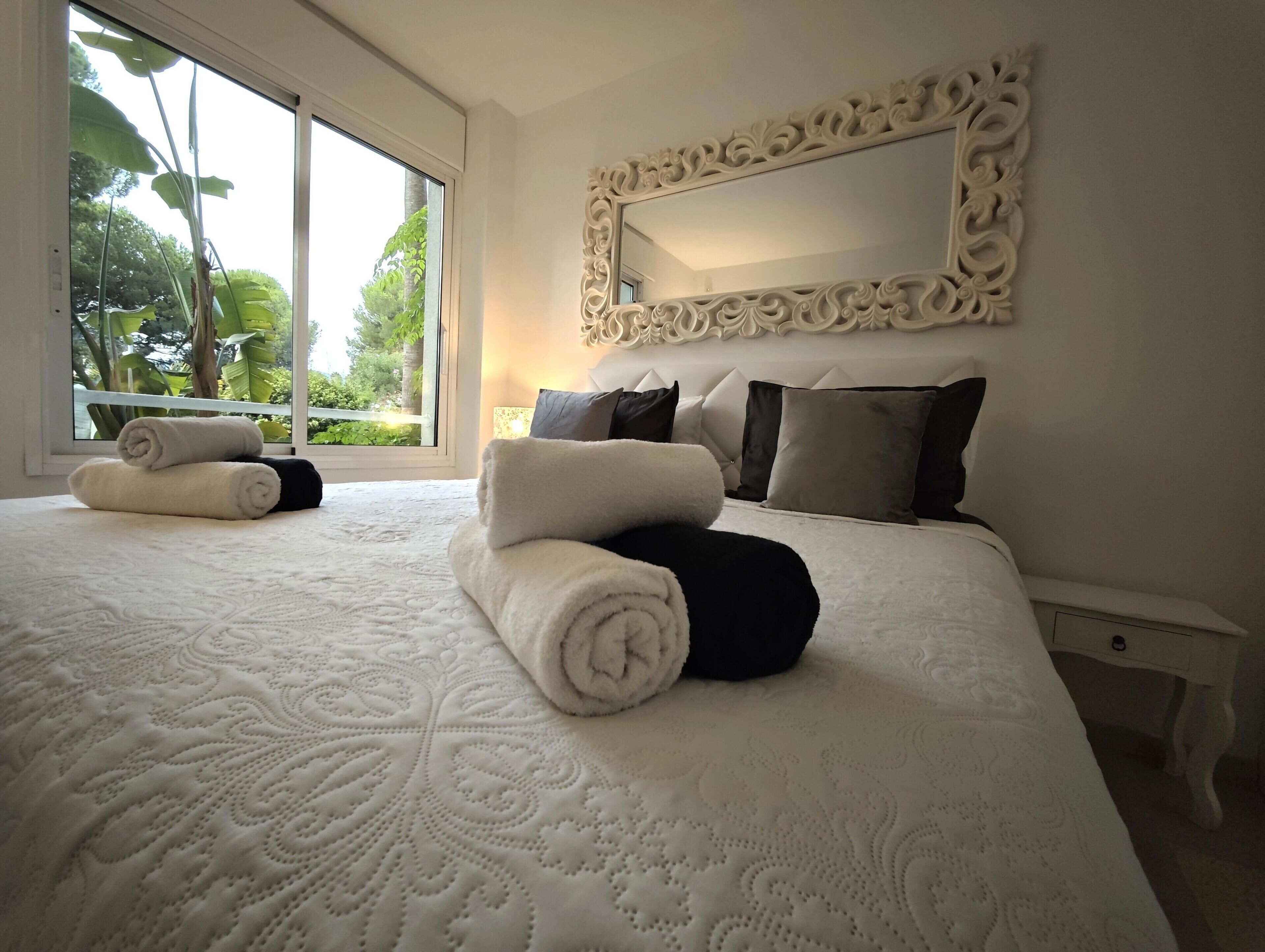 2 slaapkamers, een bureau, een strijkplank/strijkijzer, reisbedje