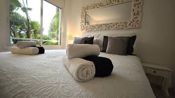 2 slaapkamers, een bureau, een strijkplank/strijkijzer, reisbedje