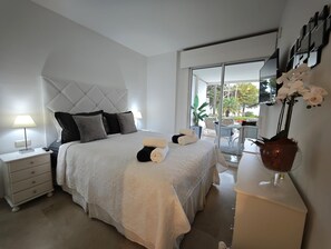 2 habitaciones, escritorio y tabla de planchar con plancha