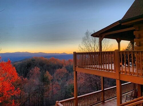 Skycove Retreat Great Smoky Mtns Hot Tub WiFi King Bed