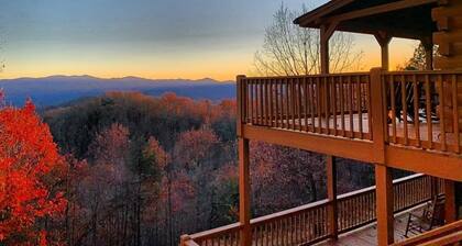 Skycove Retreat Great Smoky Mtns Hot Tub WiFi King Bed
