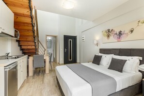 Deluxe Suite | In-room safe, free WiFi, bed sheets