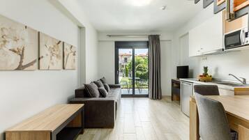 Deluxe-Suite | Wohnbereich | 40-Zoll-Smart-TV mit Satellitenempfang, Fernseher