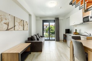 华丽套房 | 起居区 | 40-英寸智能电视 （配备卫星频道）、电视