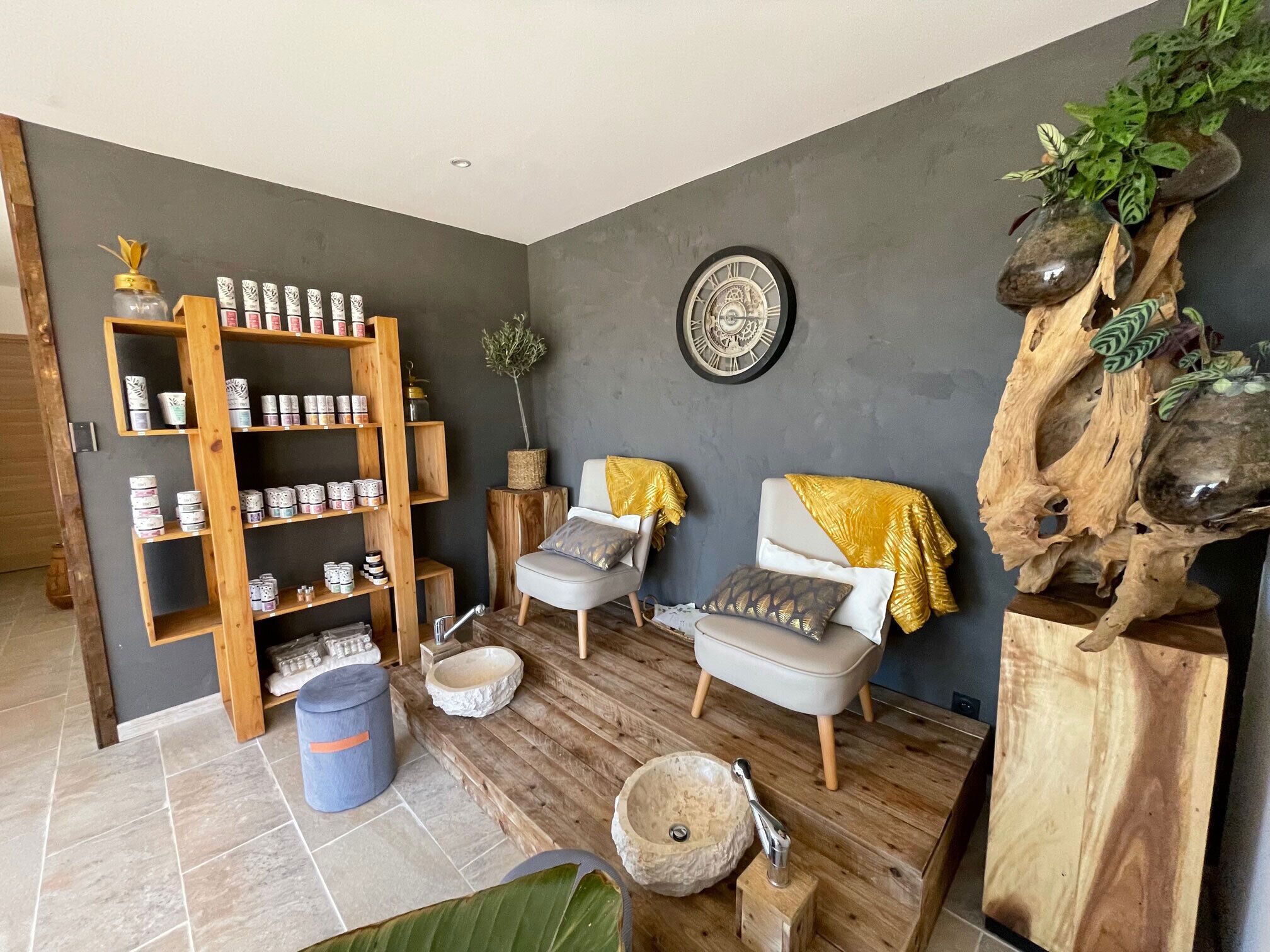 Gommages corporels, soins du visage, soins de manucure et de pédicure