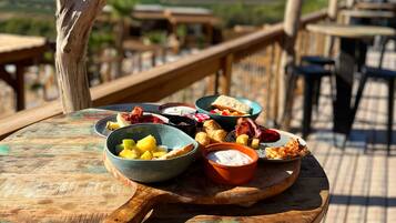 Dagelijks continentaal ontbijt (EUR 14 per persoon)