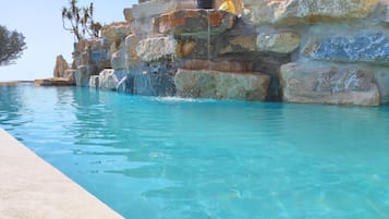 Piscine extérieure (ouverte en saison), parasols de plage