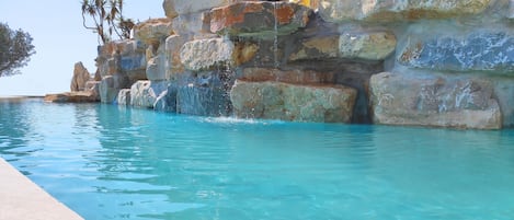 Piscina stagionale all'aperto, ombrelloni da piscina, lettini