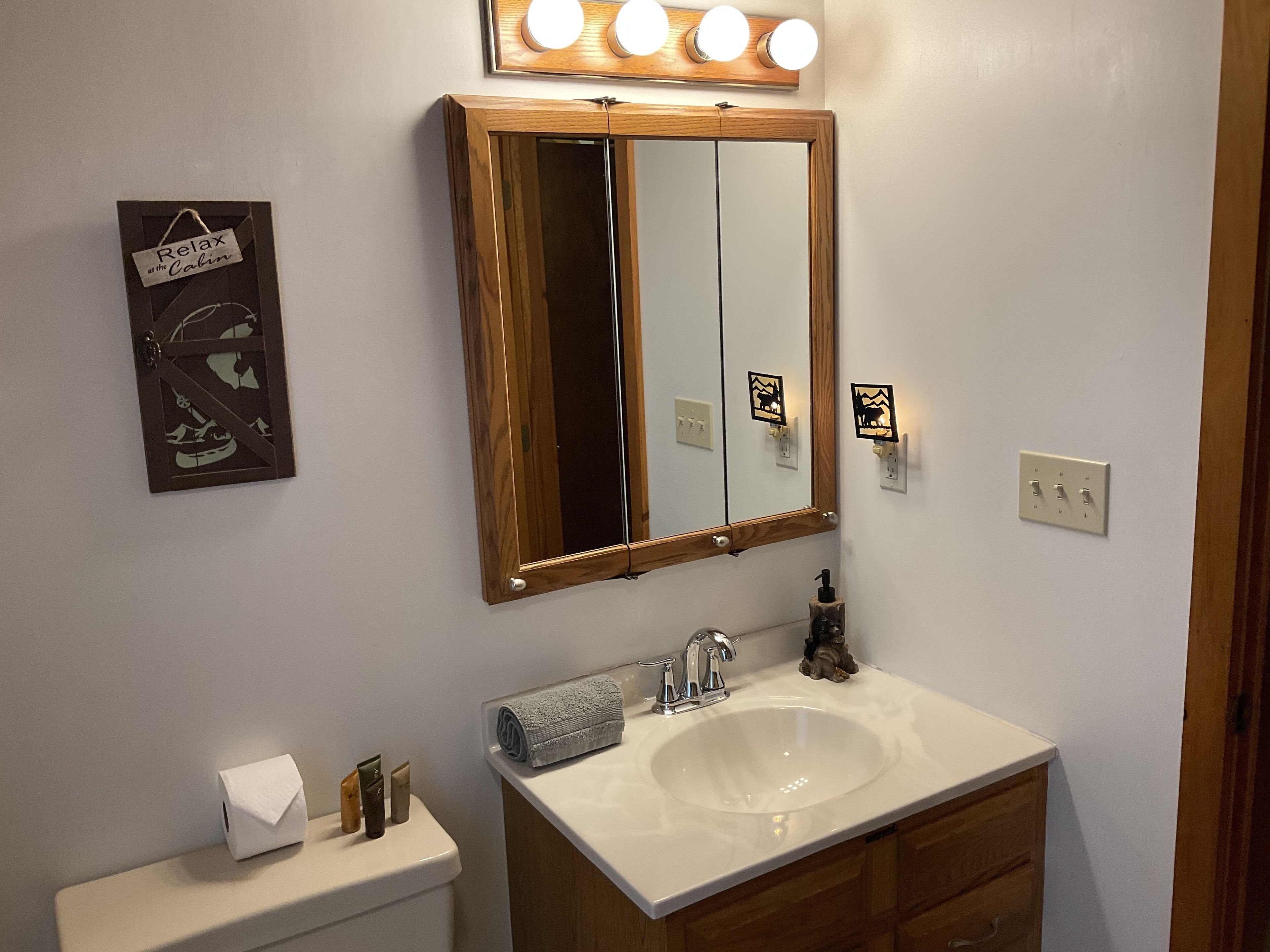 Cozy secluded cabin near Gore Mt & 13th Lake!