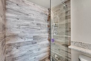 Combined shower/bathtub, towels, soap, toilet paper - 5-star luxury 2bd/2bth 11th floor condo steps from intracoastal (Boynton Beach)