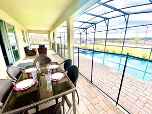 Outdoor dining - Happiest House on Earth near Disney World 9bedroom (Kissimmee)