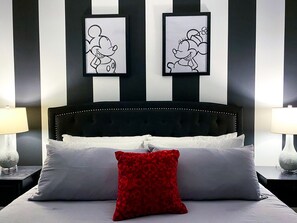 9 bedrooms, iron/ironing board, travel crib, WiFi - Ultimate Family Vacation Home near Walt Disney World in Storey Lake, Pool, Micke (Kissimmee)