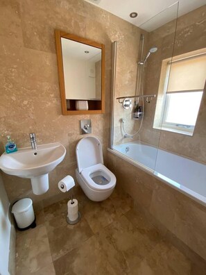 Apartamento | Banheiro | Chuveiro/banheira combinados, banheira de imersão, secador de cabelo 