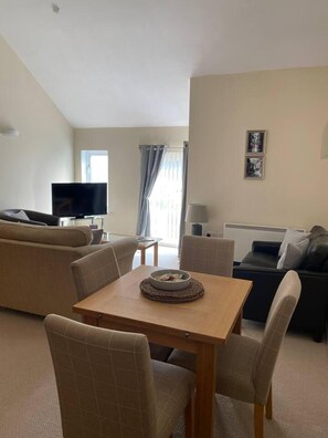Apartment | Living room | 30-inch TV with digital channels - Immaculate 2-bed Apartment in York City Centre (York)