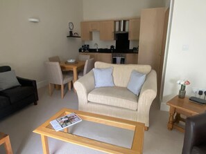 Living room - Immaculate 2-bed Apartment in York City Centre (York)