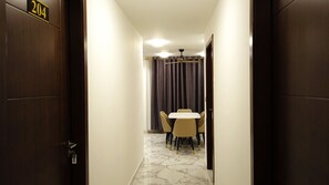 Ein Hotelkorridor mit einem Essbereich, der einen Tisch und Stühle zeigt.