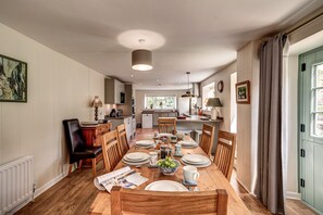 Dining - Meadow Cottage | Oxfordshire  Holiday Let | 4 Beds & Sleeps 8 (Bicester)
