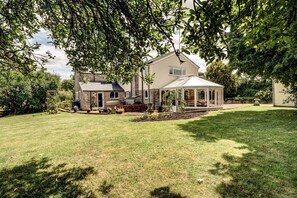 Exterior - Meadow Cottage | Oxfordshire  Holiday Let | 4 Beds & Sleeps 8 (Bicester)