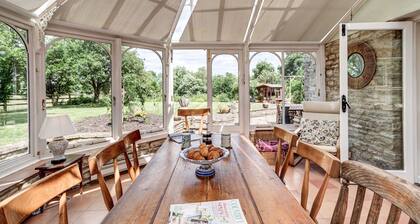 Meadow Cottage | Oxfordshire Holiday Let | 4 Beds & Sleeps 8
