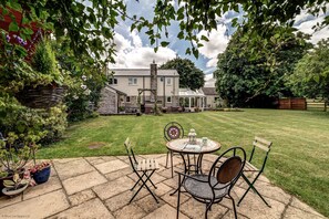 Outdoor dining - Meadow Cottage | Oxfordshire  Holiday Let | 4 Beds & Sleeps 8 (Bicester)
