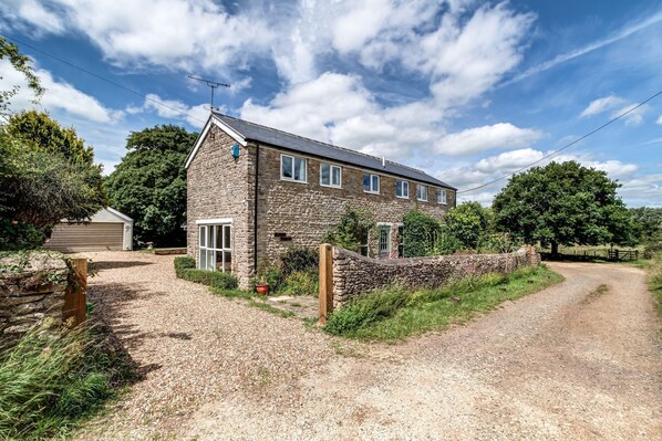 Exterior - Meadow Cottage | Oxfordshire  Holiday Let | 4 Beds & Sleeps 8 (Bicester)