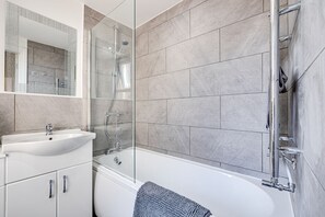 Bathtub, hair dryer, towels, toilet paper - Spacious 5 bed house next to Kirkdale Station (Bootle)