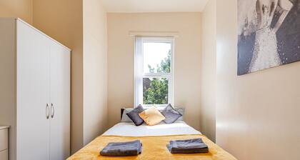 Spacious 5 bed house next to Kirkdale Station