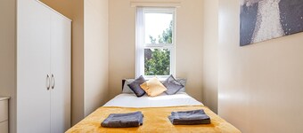 Spacious 5 bed house next to Kirkdale Station