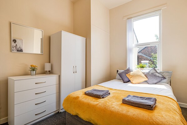 5 bedrooms, iron/ironing board, free WiFi, bed sheets