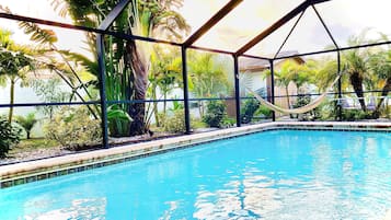 Alberca al aire libre y alberca climatizada