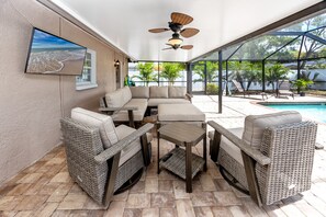 Smart TV, fireplace - Paradise Palms • Heated Screened Pool • Family-Friendly • Near Siesta Key (Sarasota)